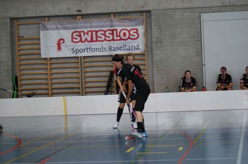 Hallen-Unihockey-Spiel mit BL-Banner. Partie de Unihockey en salle avec le drapeau de Bâle Campagne. Partita di unihockey in palestra con la bandiera di Basilea Campagna.