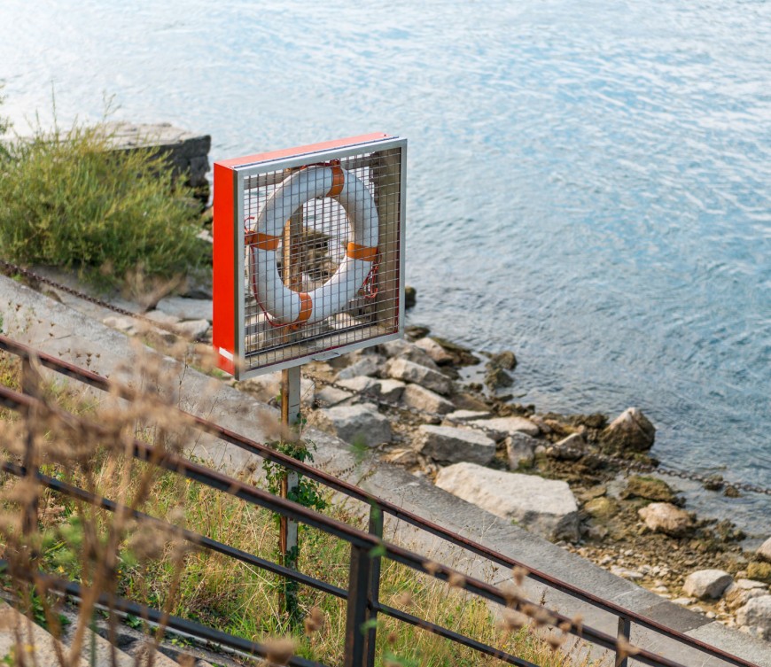 Rettungsring für Notfälle Rettungsring für Notfälle. Bouée de sauvetage en cas d'urgence. Salvagente per le emergenze.