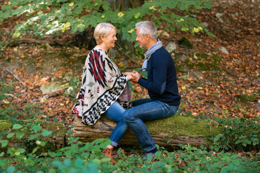 Frau und Mann sitzen sich gegenüber. Une femme et un homme assis face à face. Una donna e un uomo sono seduti una di fronte all'altro.