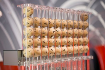 Les boules avant qu'elle ne soient déversées dans l'appareil de tirage du Swiss Lotto.