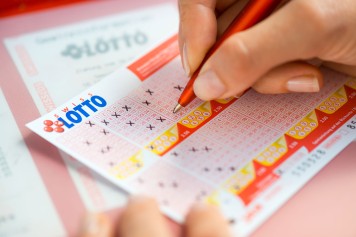 Gros plan d'un joueur remplissant un bulletin Swiss Lotto.
